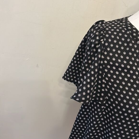 LOFT Black and White Flutter Short Sleeve Sleeve Blouse Size S EUC - Picture 3 of 9
